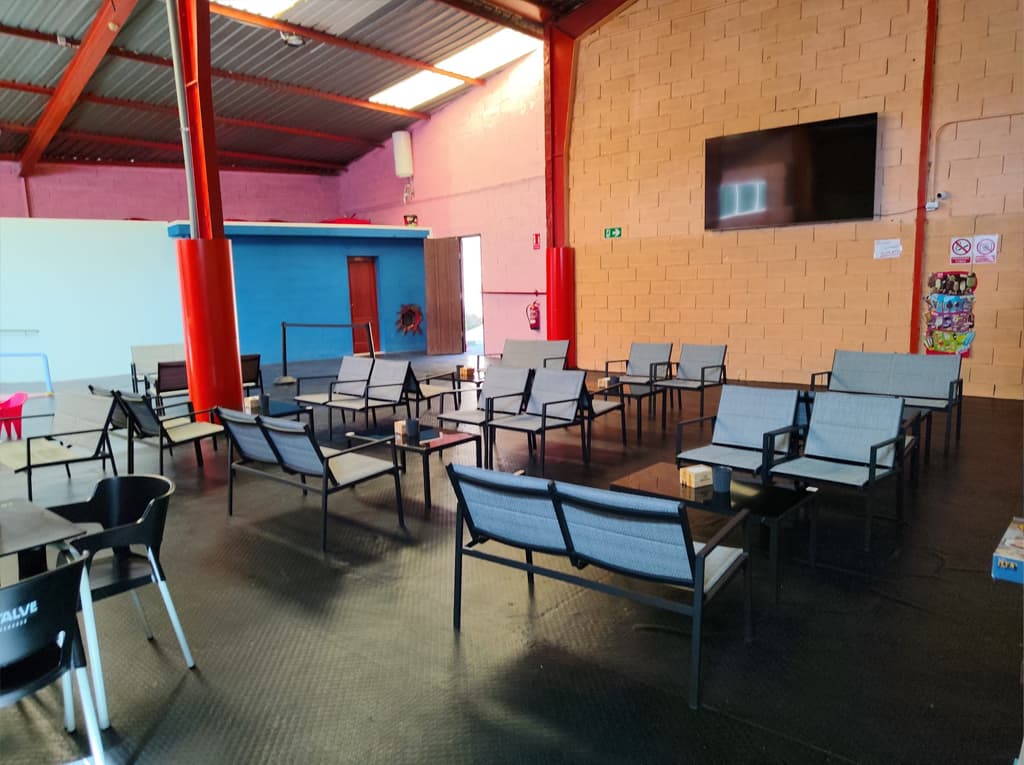 Niños merendando en la mesa infantil montada aparte durante el banquete de una celebración en Ourense