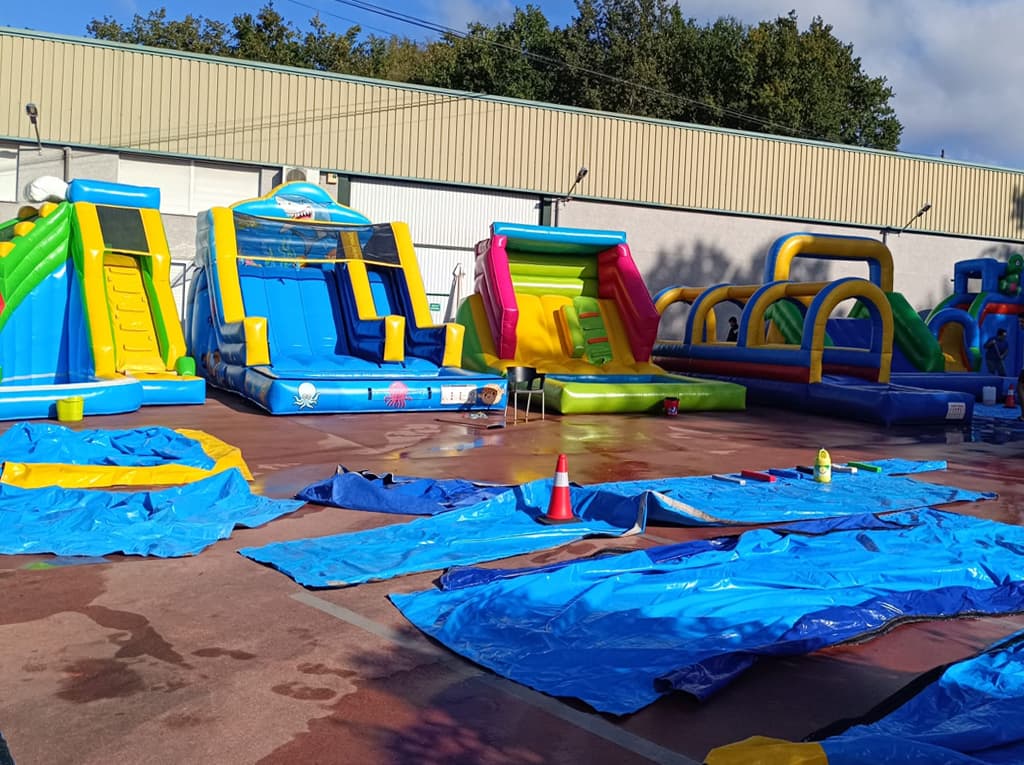 Niños jugando en un hinchable durante una animación de eventos en Ourense para colegios y comisiones de fiestas