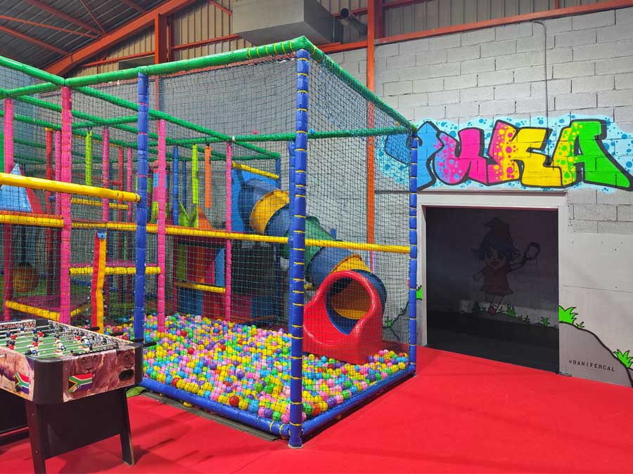 Interior del centro de ocio La Casita de Yuka en Coles, Ourense