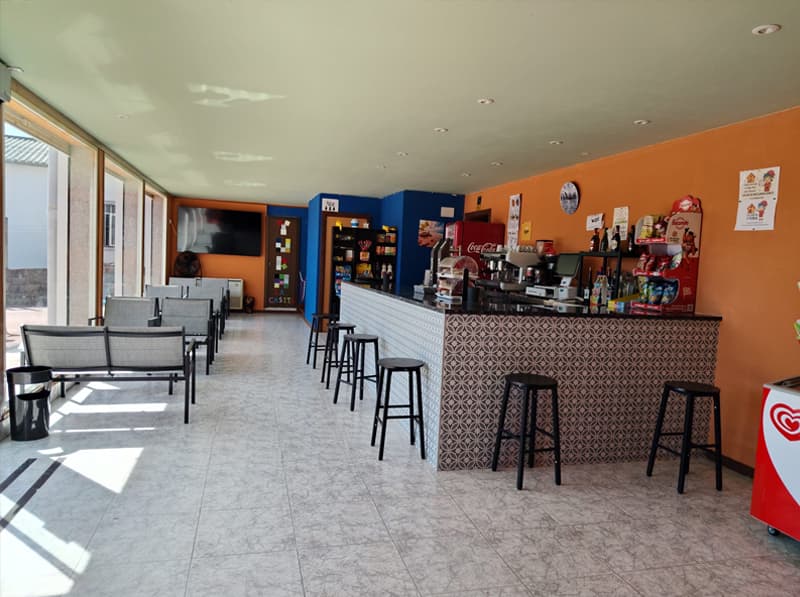 Cafetería y zona de adultos del centro de ocio en Coles, Ourense