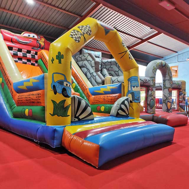 Hinchable infantil de alquiler montado para una fiesta en Ourense